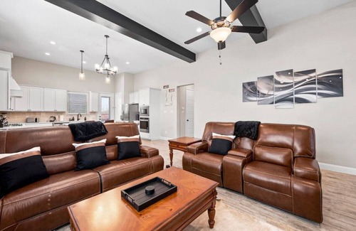 South Arlington Casa | Modern Urban Retreat - Just outside the Main City
