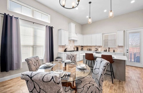 South Arlington Casa | Modern Urban Retreat - Just outside the Main City