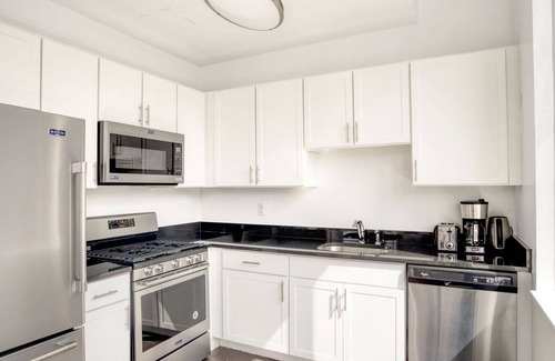 Lincoln Square Apartamento | Modern UWS 2BR w/ Doorman & Gym, nr Central Park, by Blueground