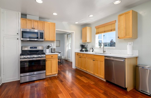 Ventura Casa | Modern Victorian Home Walking Distance To Ventura Pier and Downtown Restaurants