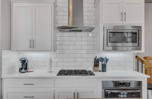Flower Mound Villa | Modern Villa <10 mins DFW Airport. Walk to Restaurants. Pet-Friendly.