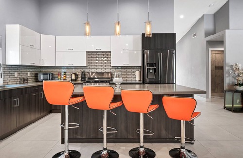 Cathedral City Casa | Modern Villa 6bd 4bath POOL HOUSE 30 Day Min