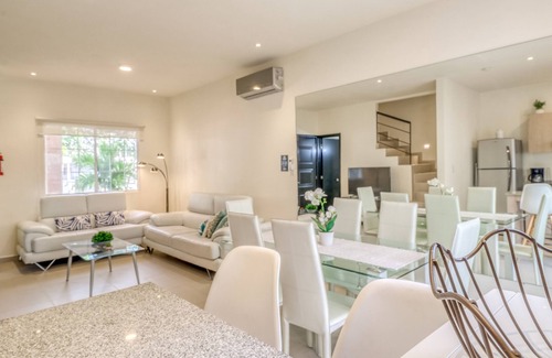 Puerto Juarez Villa | Villa moderna con piscina compartida / jardín / entretenimiento - ubicación tranquila