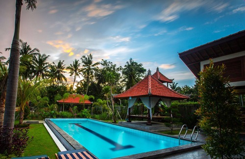 Kemenuh Villa | Villa moderna en Bali con piscina privada y camas de lujo.