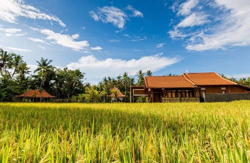 Kemenuh Villa | Villa moderna en Bali con piscina privada y camas de lujo.