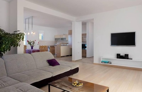 Podstrana Villa | Nueva villa moderna Mermaid en Split Riviera con piscina privada climatizada