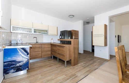 Podstrana Villa | Nueva villa moderna Mermaid en Split Riviera con piscina privada climatizada