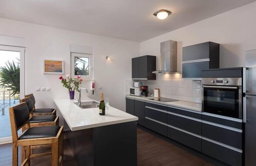 Podstrana Villa | Nueva villa moderna Mermaid en Split Riviera con piscina privada climatizada