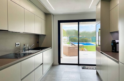 Vilamoura Villa | Modern villa with heated pool. Vibrant Vilamoura is within walking distance.