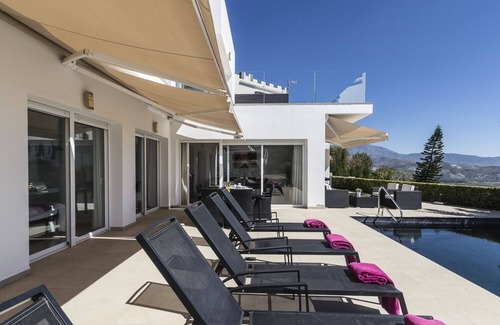 Salobrena Villa | Villa moderno con piscina privado climatizada y jacuzzi