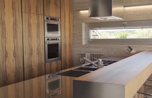 Frisa Villa | Villa moderna con piscina rodeada de vegetación.