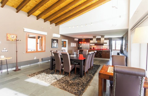 Valdemorillo Villa | Villa moderna con piscina, naturaleza y tranquilidad a 40 min de Madrid.