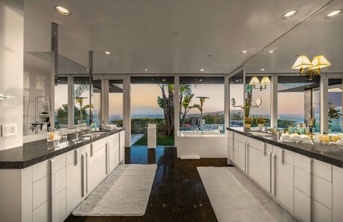 Trousdale Estates Casa | Modern Villa with Spectacular City & Ocean Views in Trousdale Estates