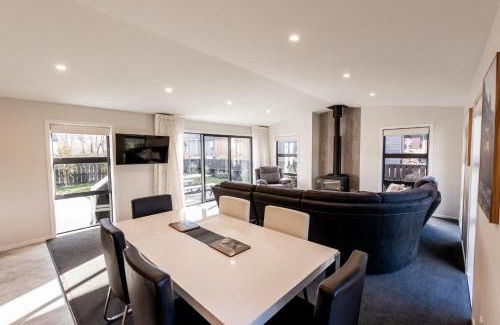 Hanmer Springs Casa | Modern Warm Table Tennis