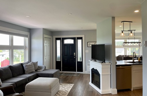 Stanley Bridge Casa | Modern Water-View Cottage with A/C