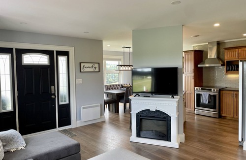 Stanley Bridge Casa | Modern Water-View Cottage with A/C