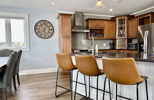 Stanley Bridge Casa | Modern Water-View Cottage with A/C