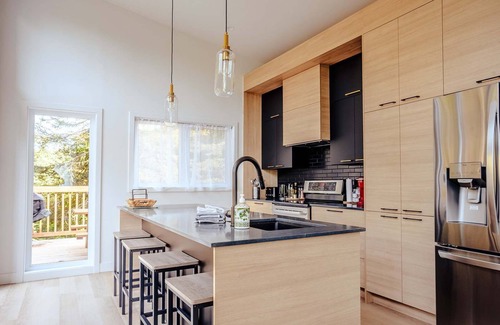 Riviere-Rouge Casa | Modern Waterfront Cottage on the Rouge River & Spa
