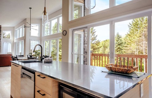 Riviere-Rouge Casa | Modern Waterfront Cottage on the Rouge River & Spa