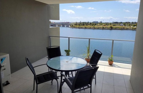 Birtinya Apartamento | Modern Waterfront Apartment