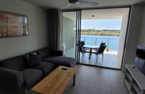 Birtinya Apartamento | Modern Waterfront Apartment