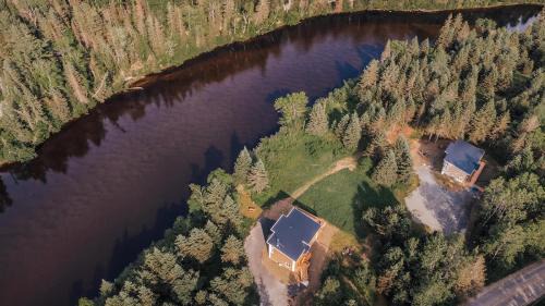 Riviere-Rouge Casa | Modern Waterfront Cottage on the Rouge River & Spa