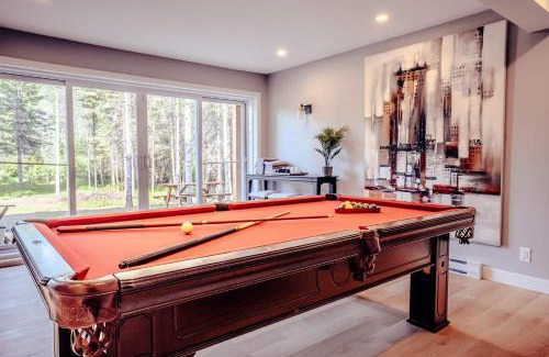 Riviere-Rouge Casa | Modern Waterfront Cottage on the Rouge River & Spa