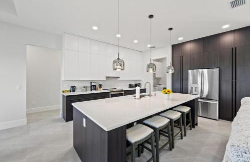 Port Charlotte Casa | Modern Waterfront Bliss