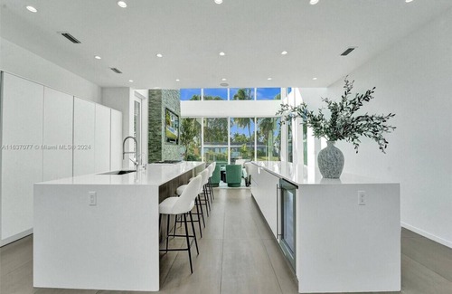 Poinsettia Heights Casa | Modern waterfront property