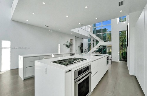 Poinsettia Heights Casa | Modern waterfront property
