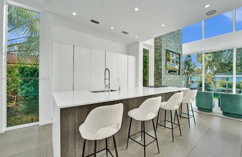Poinsettia Heights Casa | Modern waterfront property