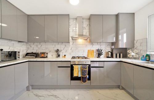 Alperton Casa | Modern Wembley Abode - Parking - Garden - Sleeps 14