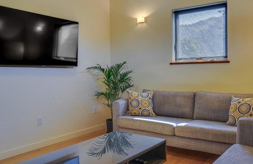 White Salmon Apartamento | Modern White Salmon Apartment, Steps From Town