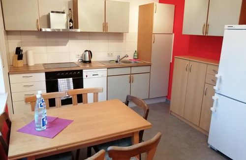 Zirndorf Apartamento | Moderno apartamento completo a 1 km del FunPark y a solo 15 minutos de Nuremberg