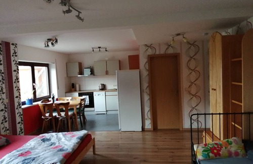 Zirndorf Apartamento | Moderno apartamento completo a 1 km del FunPark y a solo 15 minutos de Nuremberg