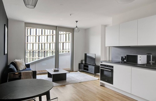 Favoriten Apartamento | Modern Wieden 1BR w/ Balcony, Gym, Elevator, walk to U-Bahn, by Blueground