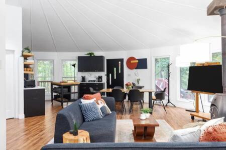 The Woods Casa | Modern Wooded Oasis w Hot Tub, WiFi, Grill, & Dome