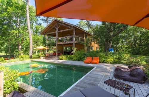 Biscarrosse Casa | Chalet de madera moderno en un lote grande con piscina climatizada ubicada en el Golf de Biscarrosse.