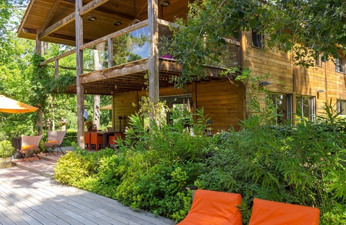 Biscarrosse Casa | Chalet de madera moderno en un lote grande con piscina climatizada ubicada en el Golf de Biscarrosse.