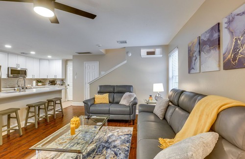 Alden Bridge Casa | Modern Woodlands Townhome w/ Spacious Yard & Patio