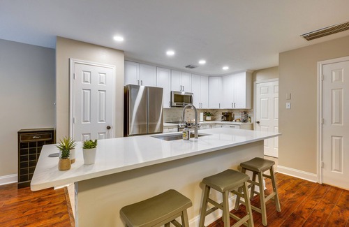 Alden Bridge Casa | Modern Woodlands Townhome w/ Spacious Yard & Patio