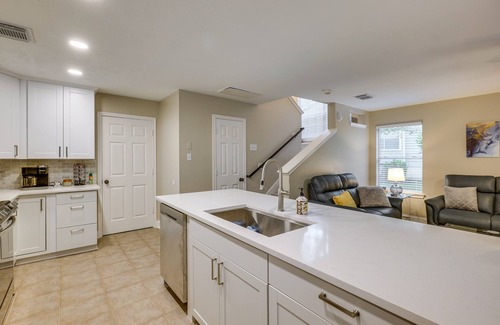 Alden Bridge Casa | Modern Woodlands Townhome w/ Spacious Yard & Patio