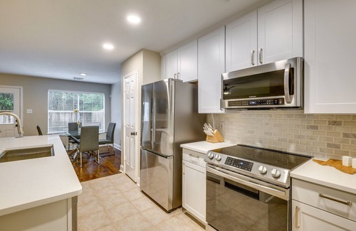 Alden Bridge Casa | Modern Woodlands Townhome w/ Spacious Yard & Patio