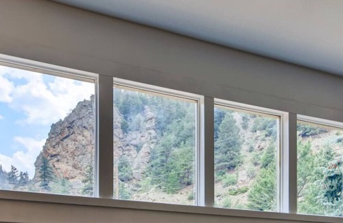 Idaho Springs Condominio | Modern Work & Play WATERFRONT Condo right on the creek