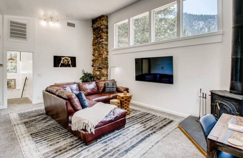 Idaho Springs Condominio | Modern Work & Play WATERFRONT Condo right on the creek