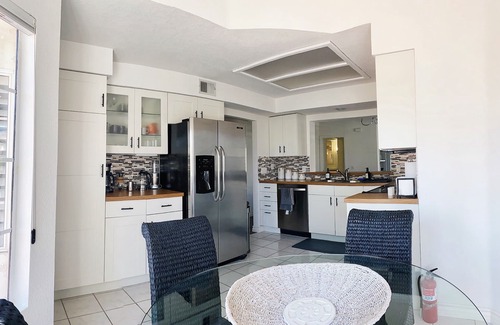 Palm Desert Condominio | Modern x Boho Home w/ Pools | Gym | Golf Course| Tennis