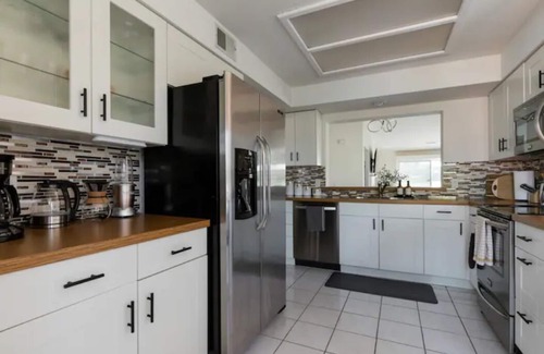 Palm Desert Condominio | Modern x Boho Home w/ Pools | Gym | Golf Course| Tennis