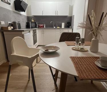 Andreasvorstadt Apartamento | Moderne 2 Raum - Arbeitsplatz - SmartTV - Zentral - ruhiges Dachgeschoss