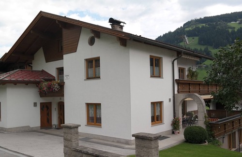 Schwendau Apartamento | Moderne Ferienwohnung mit Terrasse und Trockenraum Schibusanbindung in Haus-nähe