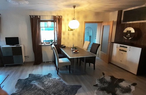 Wernfeld Condominio | Moderne Ferienwohnung 95qm 2-6 Personen Biker / Hunde / Garten